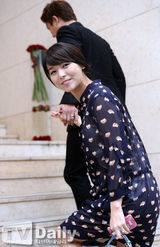 组图：WG先艺携夫贺朱雅敏大婚 宽衫遮孕肚