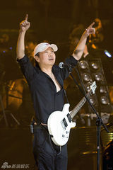 组图：崔健摇滚交响音乐会上演 经典老歌引爆全场