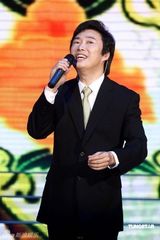 费玉清开第100场演唱会 不变黑西装献唱(组图)