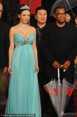 组图：《战争女王》剧组彭丹胡兵亮相红毯