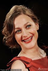 组图：《暴力小姐》首映 伊莱尼和导演暧昧对视