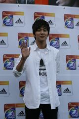 组图：俞承豪参与田径体验 现场人山人海迎巨星