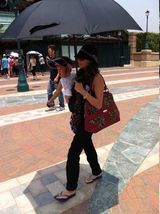 组图：Lucas8月2日5周岁 张柏芝携二子游乐场庆生