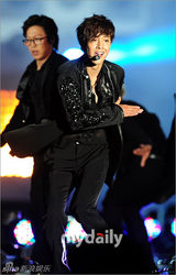 组图：金贤重等参加2012亚洲歌谣庆典