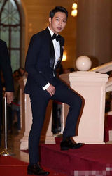 组图：朴有天现身百想西装笔挺帅气逼人