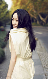 组图：杨钰莹气质写真曝光 长发披肩回眸展柔情