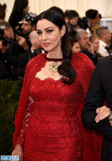 组图：莫妮卡-贝鲁奇火红蕾丝裙显女王霸气