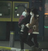 组图：赵薇抱小四月现身 将女儿交家人赶开工