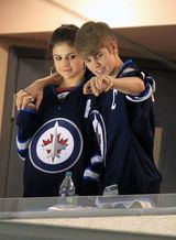 组图：比伯携女友看冰棍球比赛 当众接吻秀恩爱