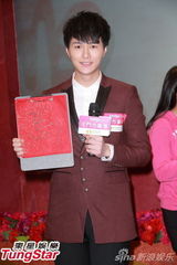 组图：胡鸿钧靓声倒数迎新岁