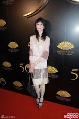 组图：张曼玉优雅透视裙现身笑容甜美