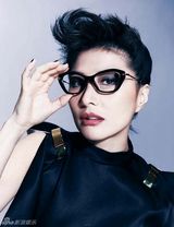 组图：何超仪另类造型登封面 摩登造型气质硬朗