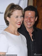 组图：《爱情的模样》首映 安妮特知性亮相