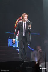 组图：张根硕影迷会劲歌热舞 人气爆棚大排长龙 