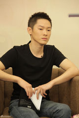 组图：梁博澄清没在美国卖艺 发新歌没空拍MV