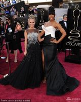 组图：第85届奥斯卡红毯-克里斯汀着透视露背裙