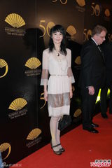 组图：张曼玉优雅透视裙现身笑容甜美