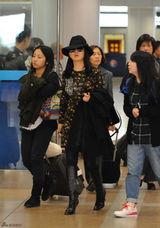 组图：李湘一家三口现身机场 萌萝莉呆坐行李箱