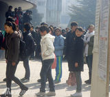 组图：周冬雨北影淡定参加初试 遭围堵露可爱笑容