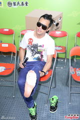 组图：梁汉文玩独木舟脚被割 亮相展示伤口