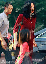 独家：王菲李亚鹏离婚后庆中秋 李嫣粉衣似公主