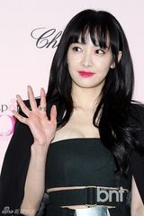 组图：少时Tiffany红唇白裙迷人 宋茜性感干练