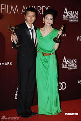 幻灯：亚洲电影大奖后台星光耀眼 获奖者喜笑颜开