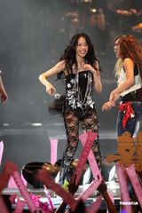 组图：莫文蔚提前穿白纱 卖性感与张亚东同台演出