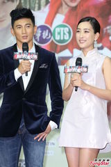 组图：吴奇隆马苏为新戏宣传粉丝热情接机