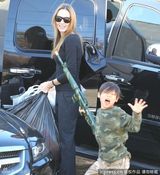 组图：朱莉携子出街 小家伙举玩具枪吓狗仔