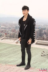 组图：郑元畅王阳明新剧为张钧甯楼顶单挑