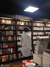 组图：大S宽松衫书店购育儿书 汪小菲爱风水书