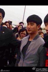 组图：金秀贤录《最强大脑》 乘私人飞机到达