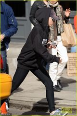 组图：斯嘉丽约翰逊分手后首露面 素颜墨镜躲镜头