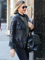 组图：米兰达流苏皮衣干练 红唇展笑颜心情佳