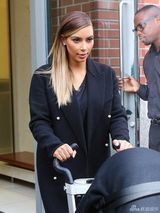 组图：卡戴珊推超豪华婴儿车出街 保镖护驾大牌