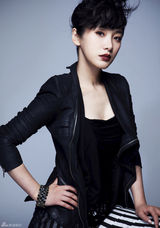 组图：陶飞霏性感红唇写真 干练不失娇媚性感