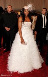 组图：美国时装学院庆典举行 众明星红毯竞艳