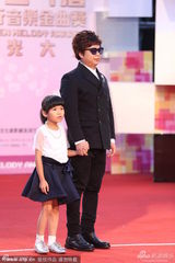 组图：盲人兄弟王俊杰戴黑墨镜牵小萝莉亮相