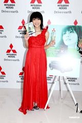 幻灯：官恩娜现身神采奕奕 为避绯闻与哥哥保持距离