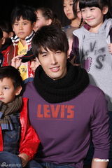 组图：蔡依林绯闻男友帅气走秀 回应35岁生子宣言