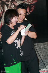 组图：陈奕迅演唱会化浓妆 搞怪献唱掀高潮