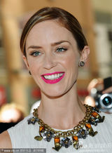 《亚瑟-纽曼》多伦多首映 艾米丽白裙高贵优雅