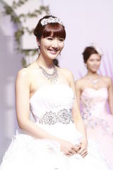 组图：李亚男婚纱展性感秀长腿美背