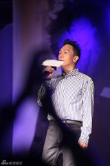 组图：黄家强内地歌迷见面会怀念家驹