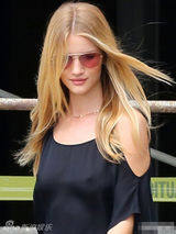 组图：罗西-汉丁顿真空上阵 两点若隐若现