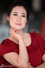 组图：芙蓉姐姐演讲获专人护驾 遭粉丝热情围困