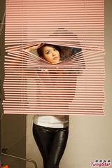 组图：官恩娜首推专辑 造型多变突破自我