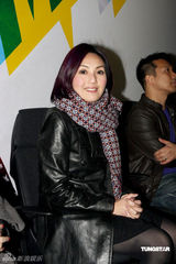 幻灯图：梁洛施产后公开现身 素颜助阵郑秀文个唱