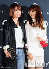 组图：4minute全智允南智贤黑白配出席时尚活动